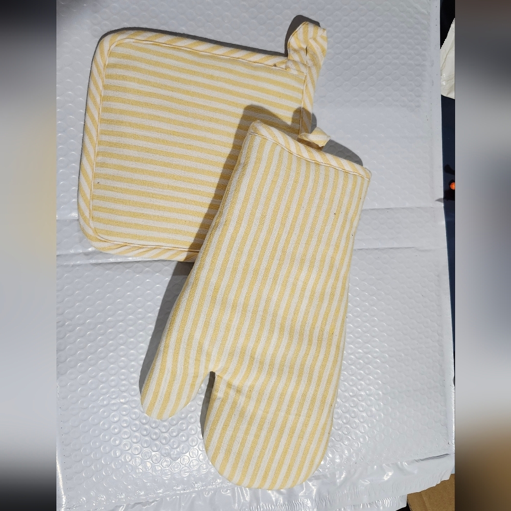 Threshold Striped Yellow & White Oven Mitt and Pot Holder Set - Picture 5 of 6